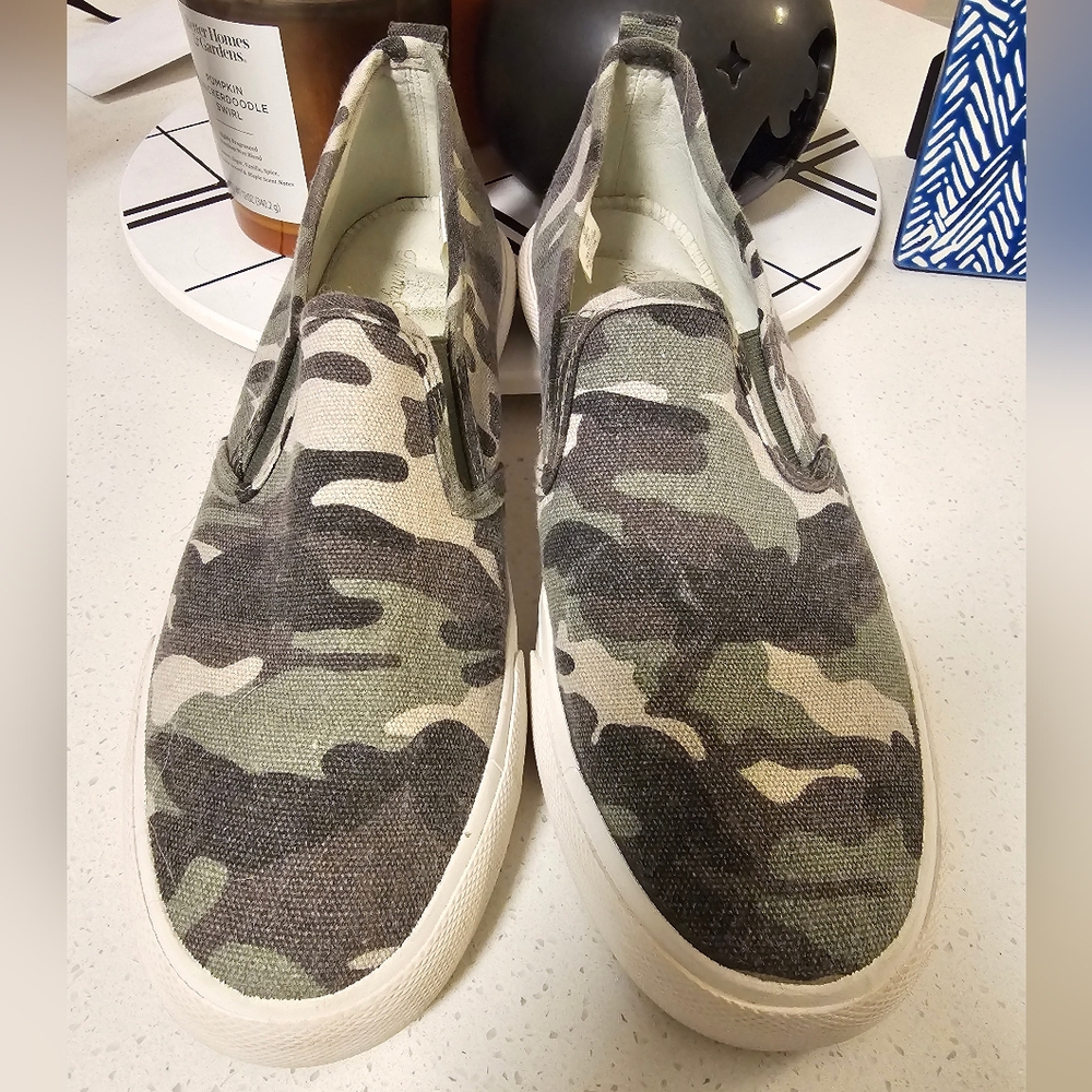 Tommy Bahama Camo Canvas Slip Ons
